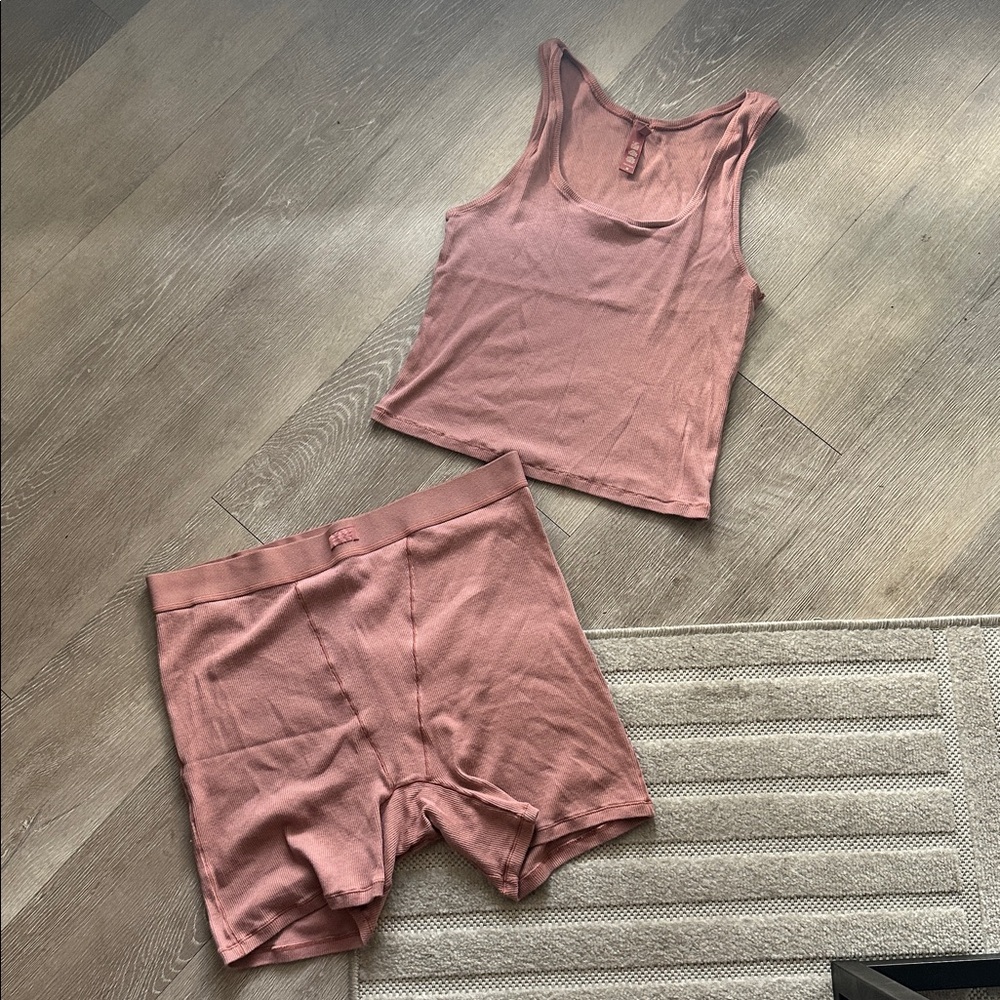 SKIMS | Ribbed Tank and Boxer Shorts Set - Picture 4 of 8
